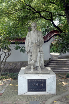 义乌稠州公园冯雪峰雕像