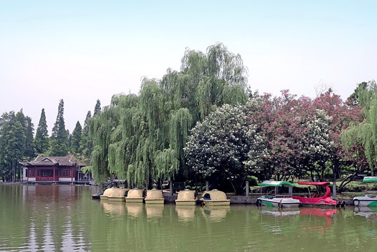 义乌稠州公园湖水阁楼游船景观