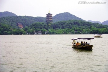 雷峰塔下