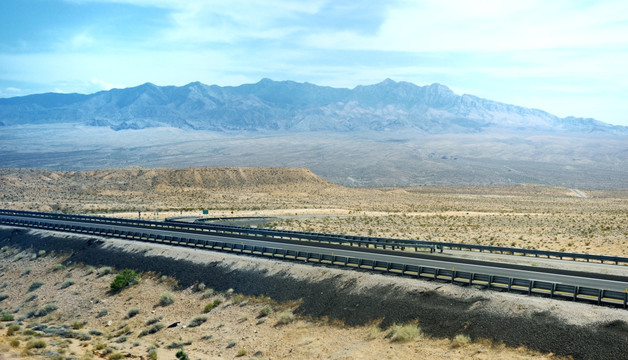 美国内华达州荒漠上的高速路
