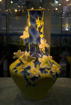 直颈蓝底黄花艺术陶瓷瓶