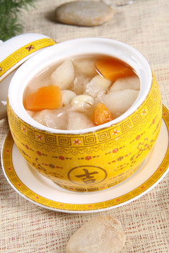 脆菂银耳炖雪梨