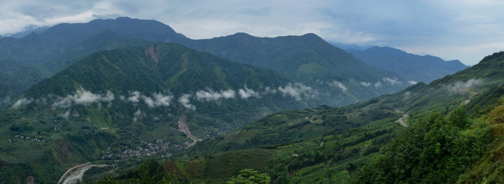 都江堰虹口云雾全景图