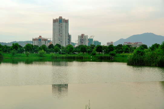 湖边住宅楼