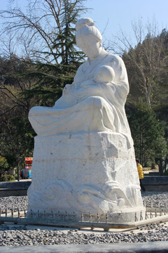 黄河母亲雕塑 抱婴儿 