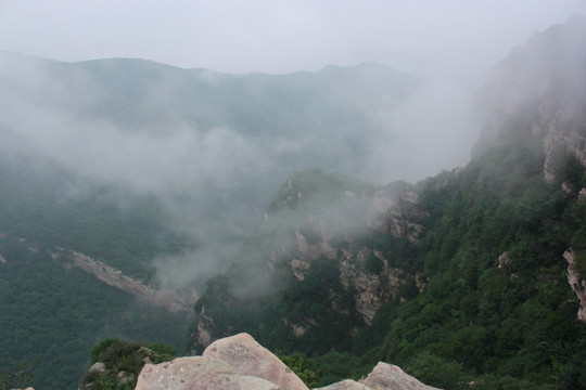 嵩山山顶 云雾缭绕 石