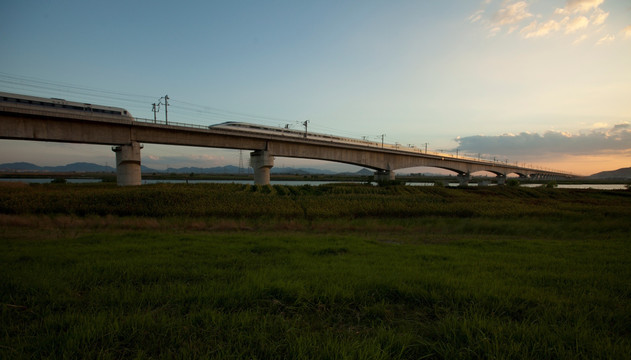 高铁铁路 夕阳