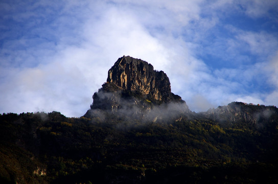 丹巴的蓝天白云风景