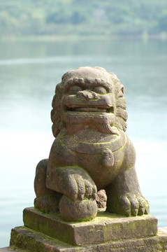 宝狮湖挂铜铃的石狮雕塑