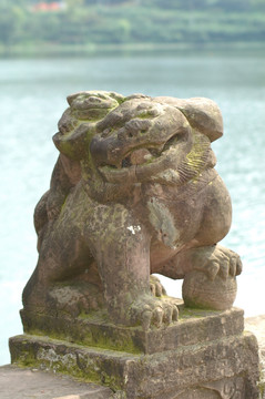 四川宝狮湖景区背幼狮的狮子石雕