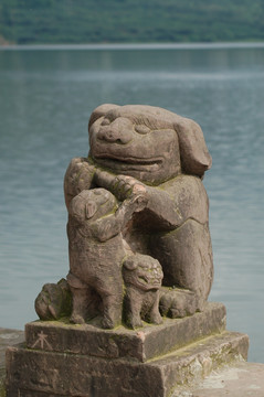 成都宝狮湖狮子护幼狮雕塑