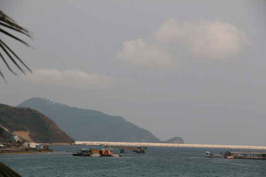 大海蓝天白云远山