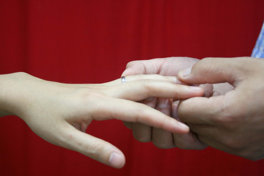 情侣的手 戴戒指 爱情 结婚
