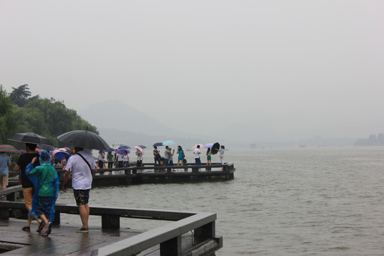 雨中的西湖