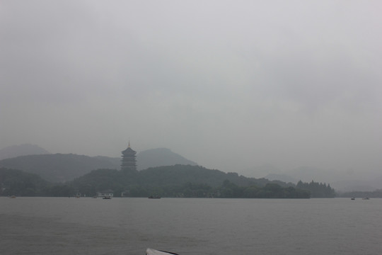 雨中的雷峰塔