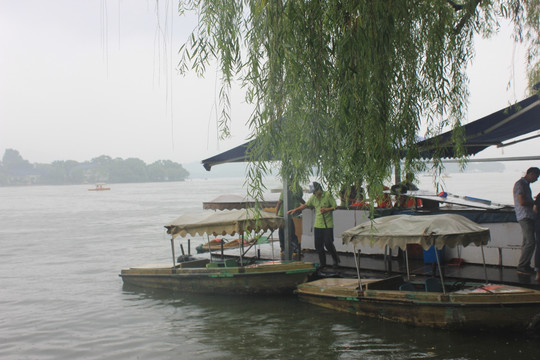 雨中的西湖