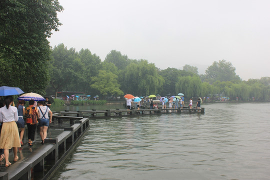 雨中的西湖