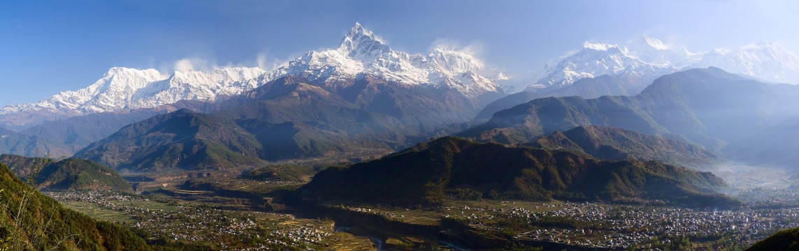 尼泊尔雪山全景图