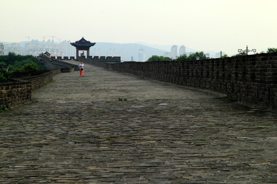 夫人城城墙上