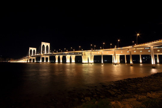 夜幕下的澳门西湾大桥