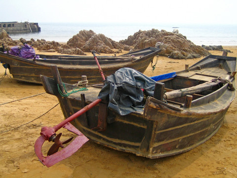 银沙滩上休渔渔船