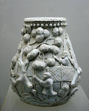 古代堆雕瓷瓶
