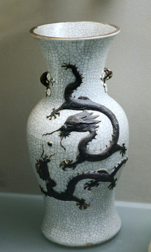 古代哥窑浮雕龙瓷瓶