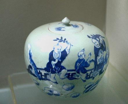 古代人物青花瓷罐