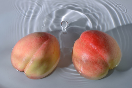 水中水果桃子爱心