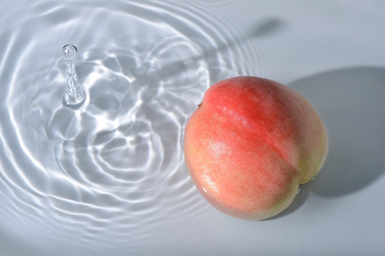 水中水果桃子