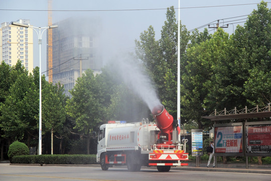 多功能雾炮洒水车 防水降温