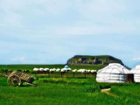砧子山下的勒勒车和蒙古包