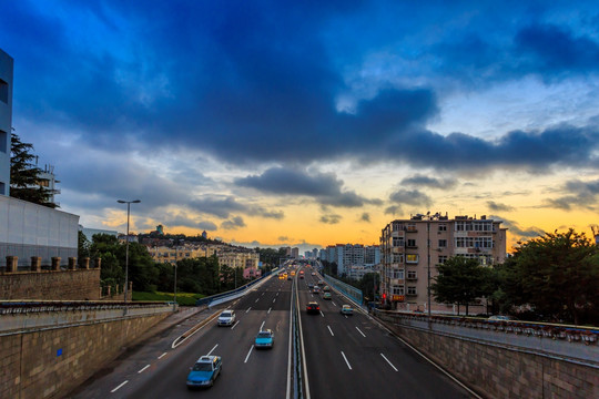 夕阳下的城市道路