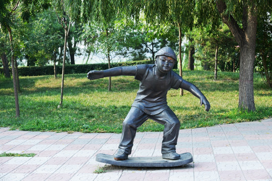 滑板铜雕像