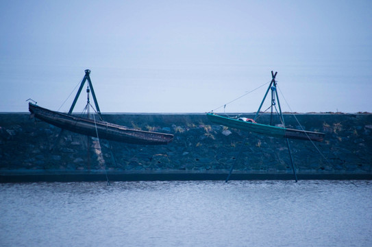 江堤吊挂的独木舟