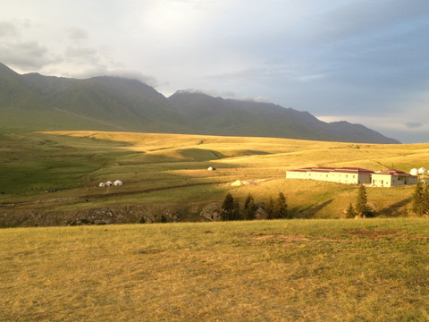 夕阳下的小山村