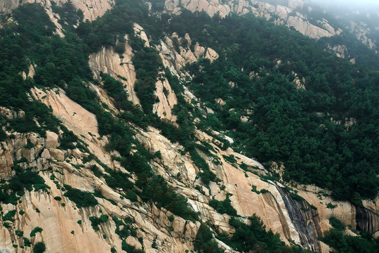 泰山岩壁风光