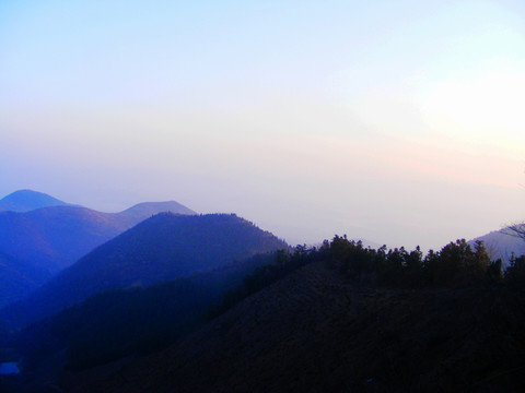 清晨 沐浴在晨光中的大洪山