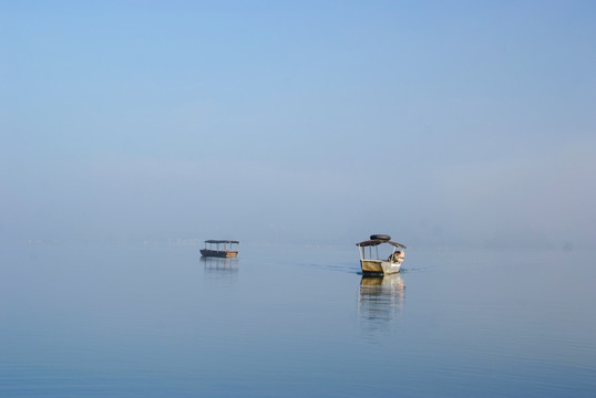 湖上轻舟 靖西渠洋湖风光