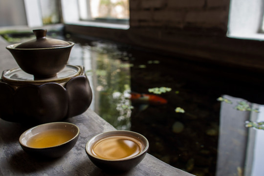 池塘边的两杯清茶