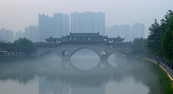 成都安顺廊桥江雾全景图