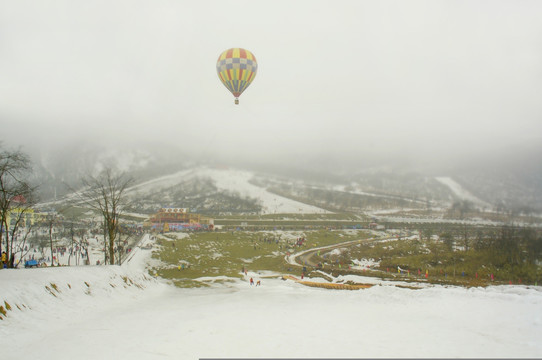 西岭雪山滑雪场热气球