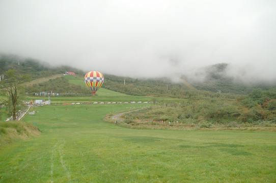 西岭雪山热气球游乐项目