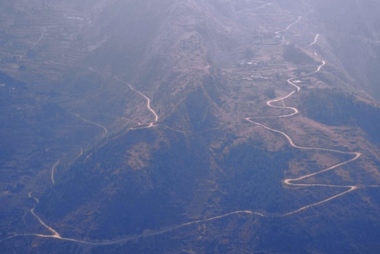 川西高原群山里的公路