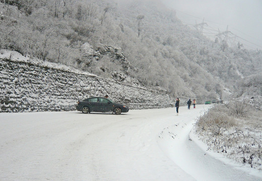 川藏公路冰雪路面