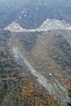 川藏线公路塌方痕迹