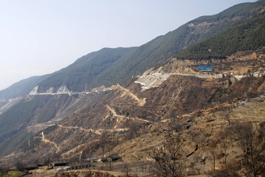 蜿蜒崎岖的川藏线公路