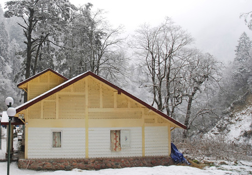 白雪皑皑二号营地温泉区别墅木屋