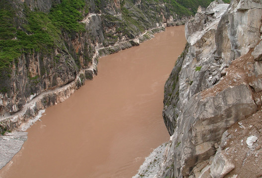 虎跳峡雄姿