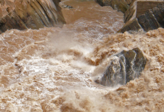 虎跳峡汹涌澎湃的洪水